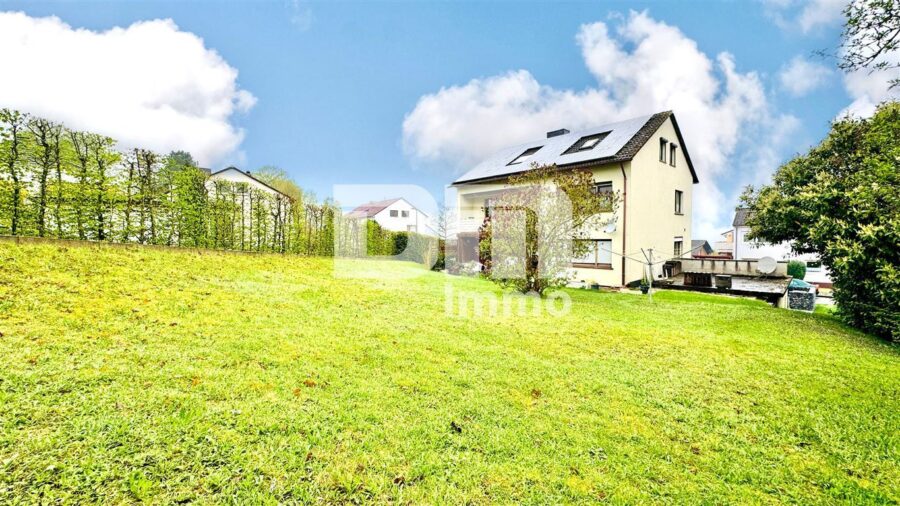 Umfangreich teilsaniertes Dreifamilienhaus mit Garage + PV Anlage und großem Garten - Großer Gartenbereich
